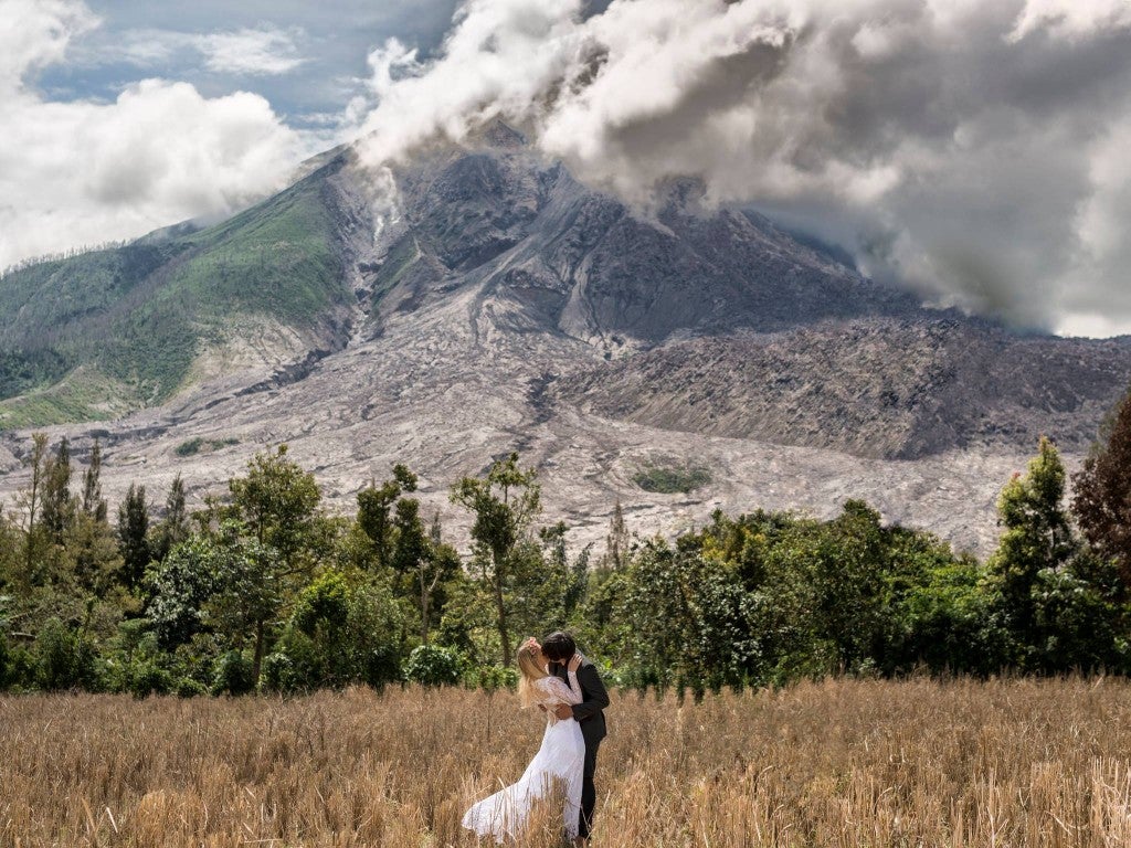 Malaysian Takes His OWN Wedding Photos and Travels to 15 Countries to Do It! - World Of Buzz 3