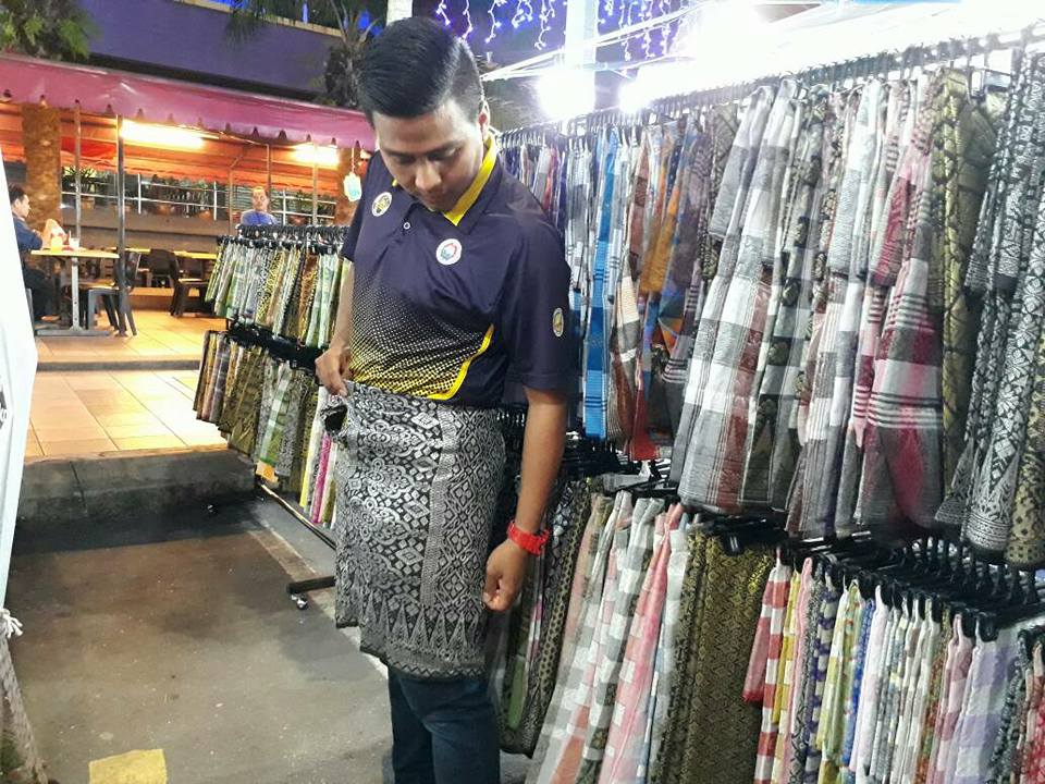 Malaysians Mind-Blown When Korean Lady Ingeniously Turns Sampin Into A Skirt - World Of Buzz 2