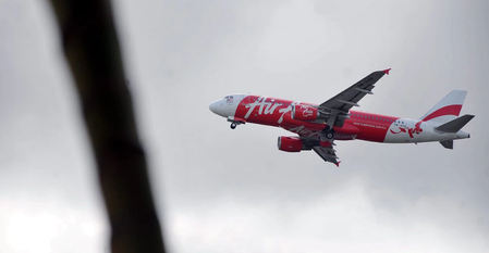 Passenger Onboard Air Asia X's Troubled Flight Defends Pilot, Appalled By Hate Remarks - World Of Buzz