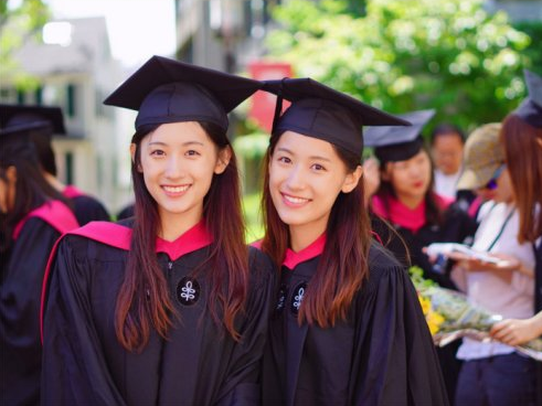 Pretty Chinese Twins Get Famous for Graduating From Harvard in Just One Year! - World Of Buzz 1