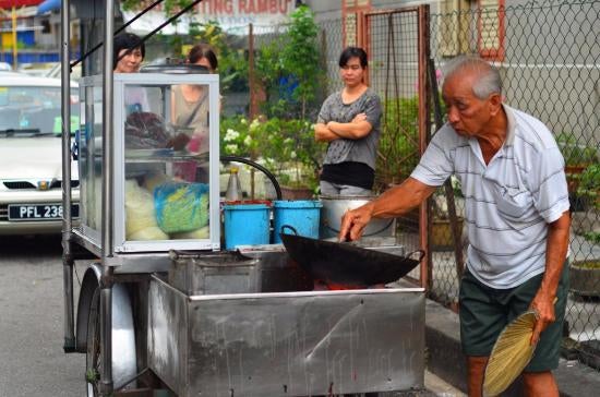 This Penang Char Kuey Teow Uncle is So Famous He's Almost Like a Celebrity! - World Of Buzz 1