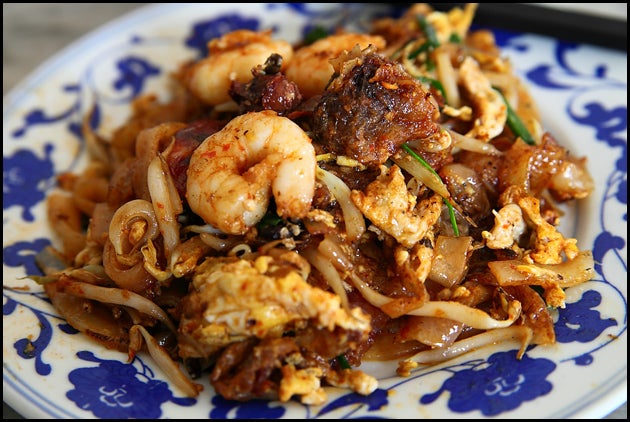 This Penang Char Kuey Teow Uncle is So Famous He's Almost Like a Celebrity - World Of Buzz 2