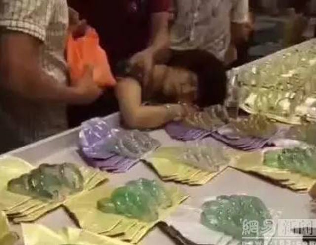 Tourist Accidentally Breaks Jade Bracelet Priced at RM190,000, Passes Out - World Of Buzz 1