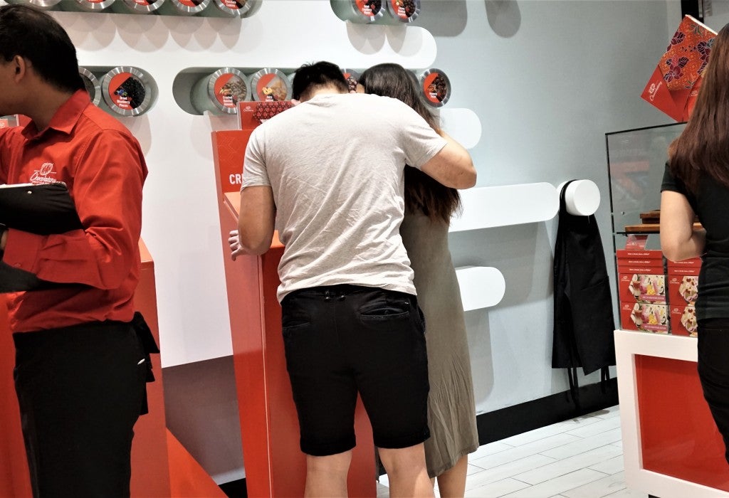 Xx Types Of Malaysian Couples You'll Spot In Every Shopping Mall - World Of Buzz 1