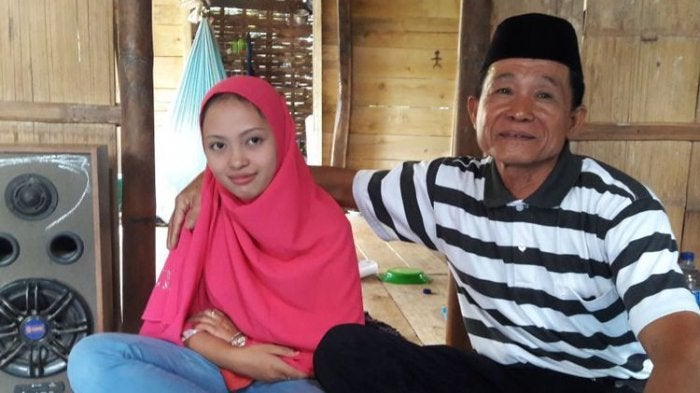 18yo Falls in Love With 62yo Grandfather of 9, End up Getting Married - World Of Buzz 1