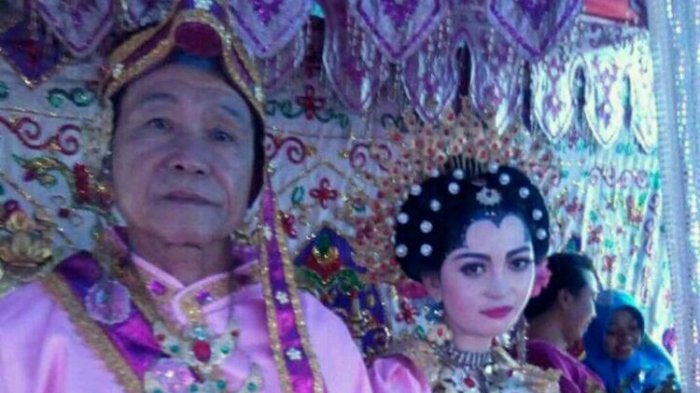 18yo Falls in Love With 62yo Grandfather of 9, End up Getting Married - World Of Buzz