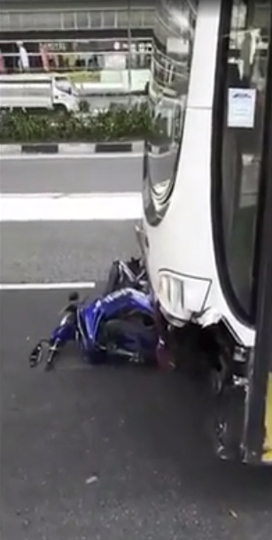 Bus Suddenly Runs Red Light, Crashing Into And Dragging 4 Motorcycles - World Of Buzz