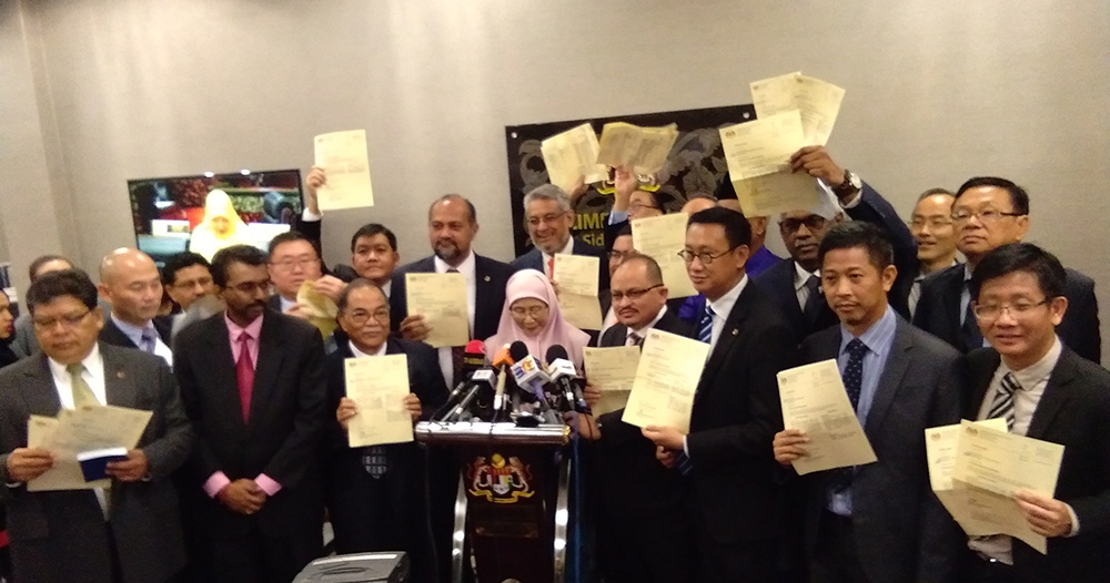 Chaos At Dewan Rakyat As Motion To Discuss The 1Mdb Scanal Was Rejected - World Of Buzz 3