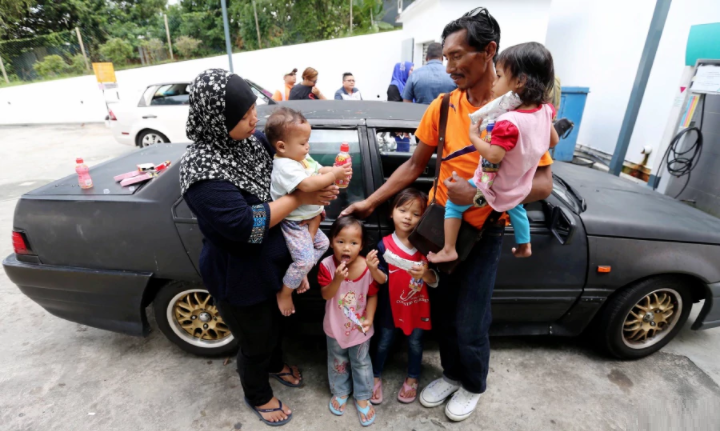 Family Forced To Live In A Car After Being Evicted From Their Rented Home In Johor Baru - World Of Buzz
