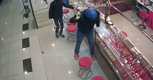Gang of Robbers Fails Spectacularly in Robbing Shah Alam Goldsmith - World Of Buzz 1