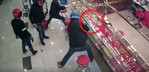 Gang of Robbers Fails Spectacularly in Robbing Shah Alam Goldsmith - World Of Buzz
