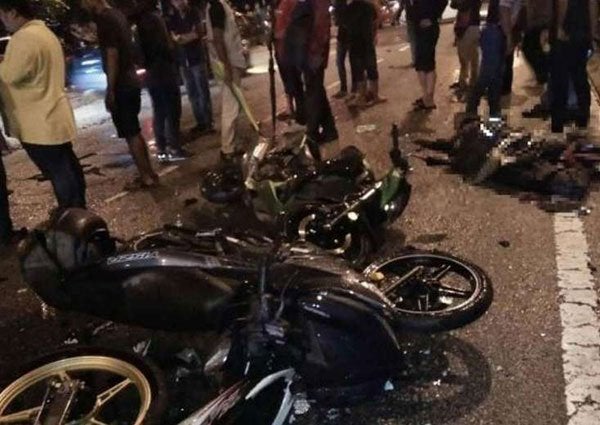 Johor Motorcyclists Stop to Help Crash Victims, End Up Getting Killed in Another Accident - World Of Buzz 1