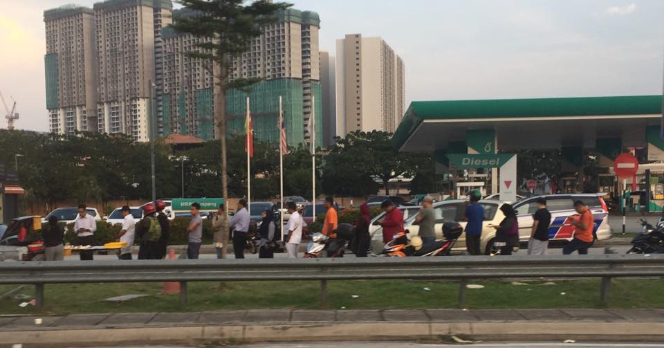 Loving Mother Selling Nasi Lemak Goes Viral, Netizens Line Up To Buy Her Food - World Of Buzz 3