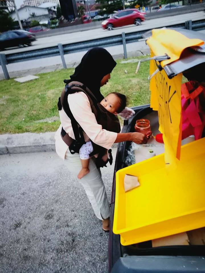 Loving Mother Selling Nasi Lemak Goes Viral, Netizens Line Up To Buy Her Food - World Of Buzz 4