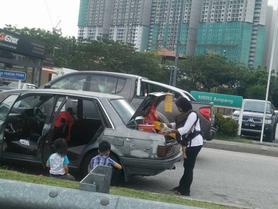 Loving Mother Selling Nasi Lemak Goes Viral, Netizens Line Up To Buy Her Food - World Of Buzz