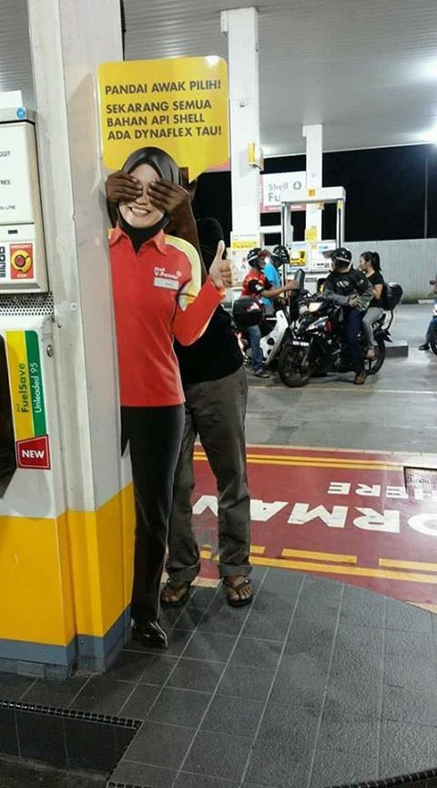 Malaysians are Taking Pictures with Shell Mineral Water Lady and It's Hilarious! - World Of Buzz 1
