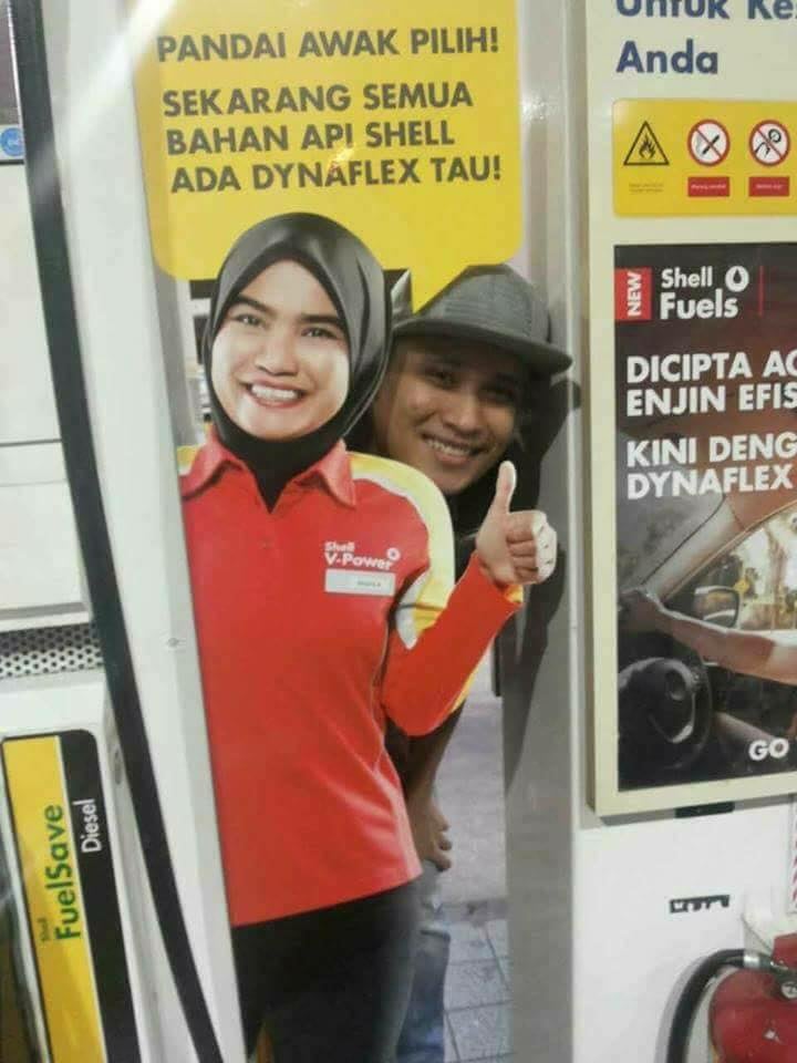 Malaysians Are Taking Pictures With Shell Mineral Water Lady And It's Hilarious! - World Of Buzz 2
