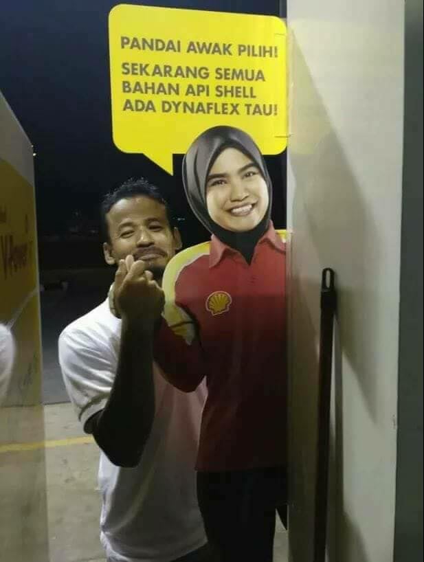 Malaysians Are Taking Pictures With Shell Mineral Water Lady And It's Hilarious! - World Of Buzz 3