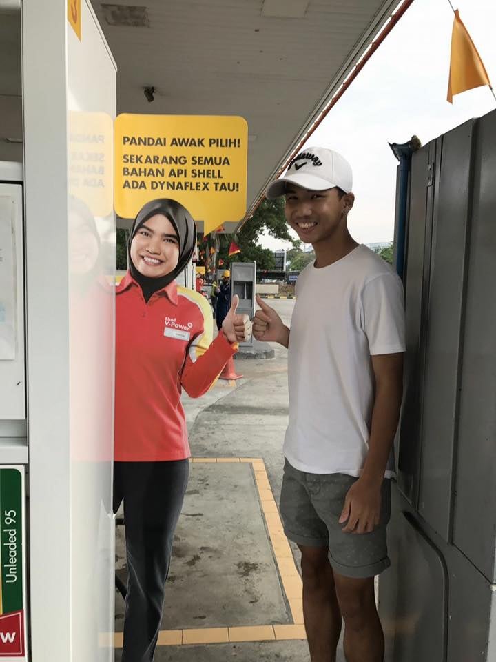 Malaysians are Taking Pictures with Shell Mineral Water Lady and It's Hilarious! - World Of Buzz 5
