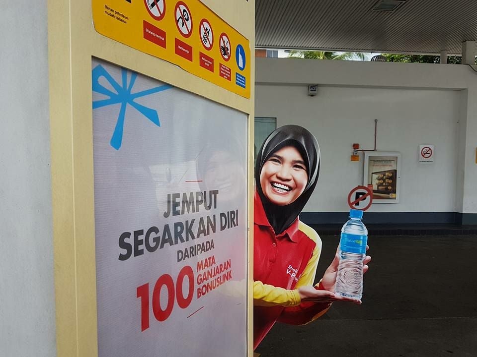 Malaysians Are Taking Pictures With Shell Mineral Water Lady And It's Hilarious! - World Of Buzz