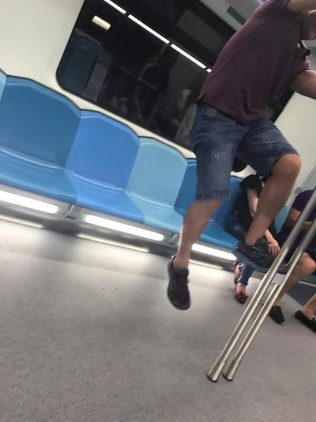 RapidKL Shares Pictures of Commuters Misbehaving on Facebook, Malaysians Disappointed - World Of Buzz 3