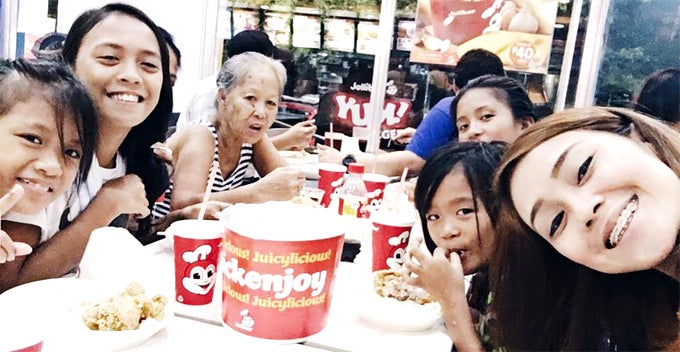Self-Less Lady Buys Old Woman Fried Chicken, Ends Up Buying For 4 Hungry Children - World Of Buzz