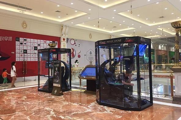 Shanghai Mall Installs "Hubby Hatches" for Bored - World Of Buzz