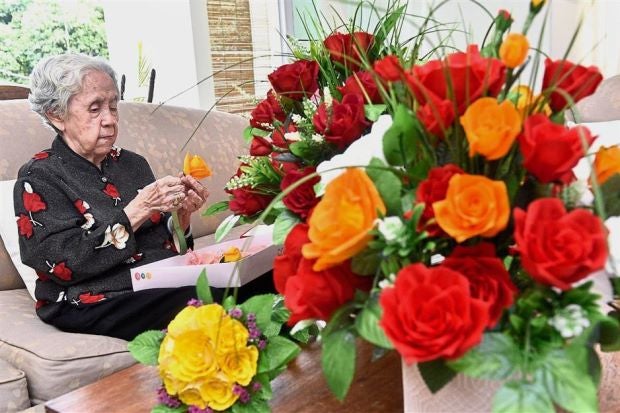 This 95-Year-Old from Penang Raised RM53K for Charity by Making Paper Flowers - World Of Buzz 1
