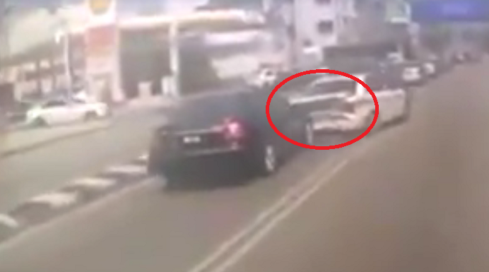 Video of Malaysian Driver Crashing into Police Patrol Car Goes Viral - World Of Buzz 1