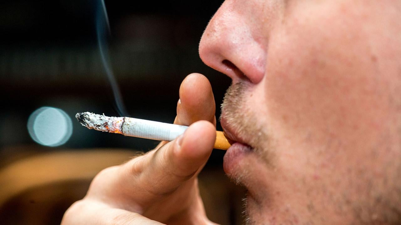 24yo Malaysian Smoker Dies After Doctor Finds Nearly 1 Litre of Pus in Lungs - World Of Buzz 2