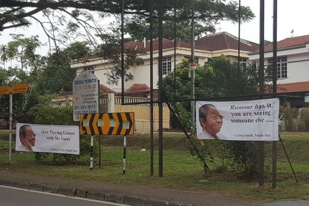 Banners with Pop Song Lyrics Targeting Lim Kit Siang Mysteriously Appear in Gelang Patah - World Of Buzz 4