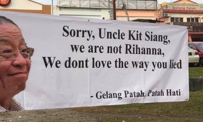 Banners With Pop Song Lyrics Targeting Lim Kit Siang Mysteriously Appear In Gelang Patah - World Of Buzz 5