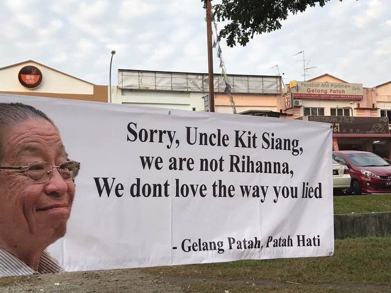 Banners with Pop Song Lyrics Targeting Lim Kit Siang Mysteriously Appear in Gelang Patah - World Of Buzz
