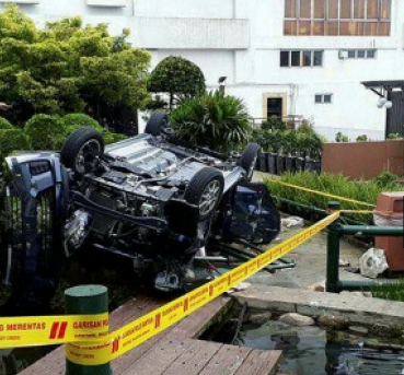 Car Plunges 13m From Genting Highlands Carpark, Passengers Killed Instantly - World Of Buzz 1