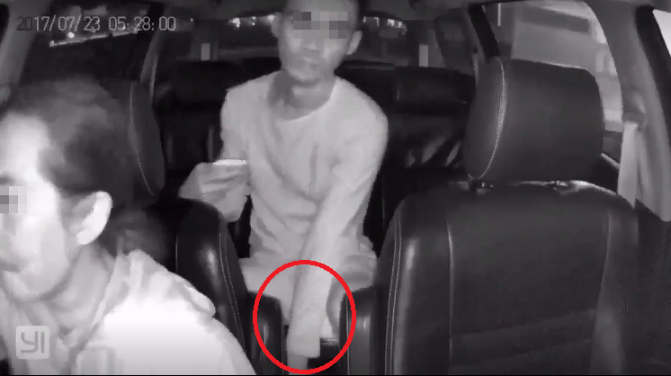 Grab Passenger Caught On Camera Casually Stealing More Than Rm944 From Driver's Car - World Of Buzz 2