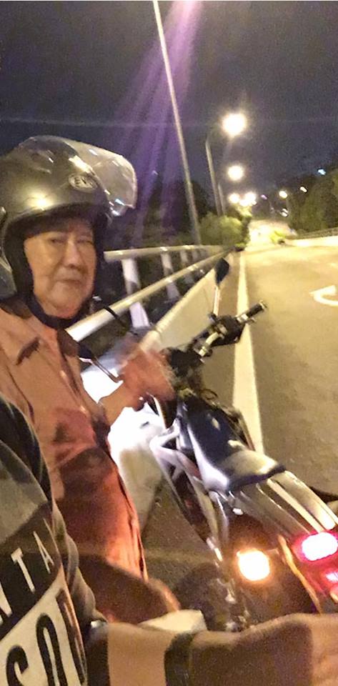 Kind Man Helps Old Man Who Was Lost and Couldn't Even Remember His Name - World Of Buzz 2