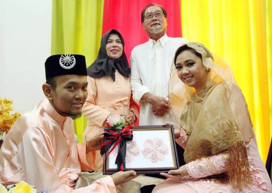 Lady Converts to Islam and Marries College Sweetheart with Stage-Four Cancer - World Of Buzz 1