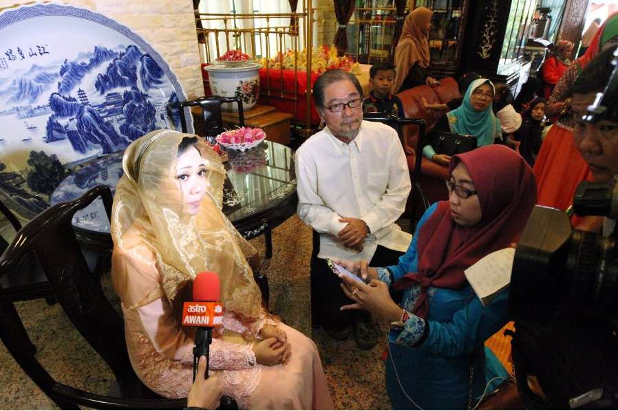 Lady Converts To Islam And Marries College Sweetheart With Stage-Four Cancer - World Of Buzz 2