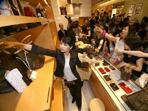 Malaysian Tourists "Shop" for Luxury Goods in Japan Using Fake Credit Cards - World Of Buzz 1