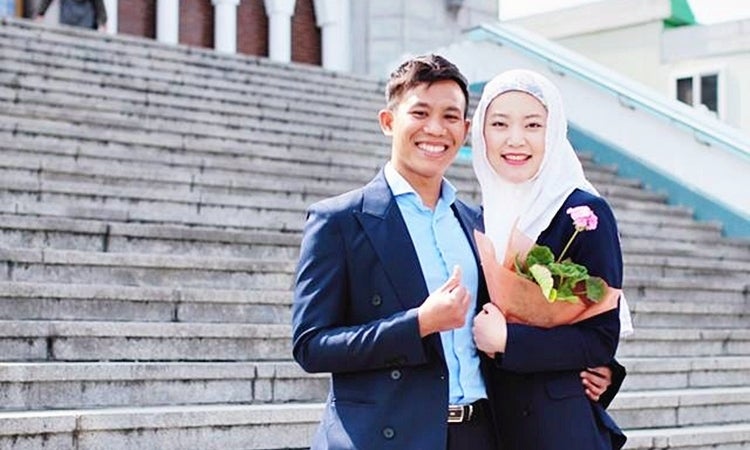 Malaysian Who Went Viral in Korea Spotted with Beautiful Wife in Kelantan - World Of Buzz 2