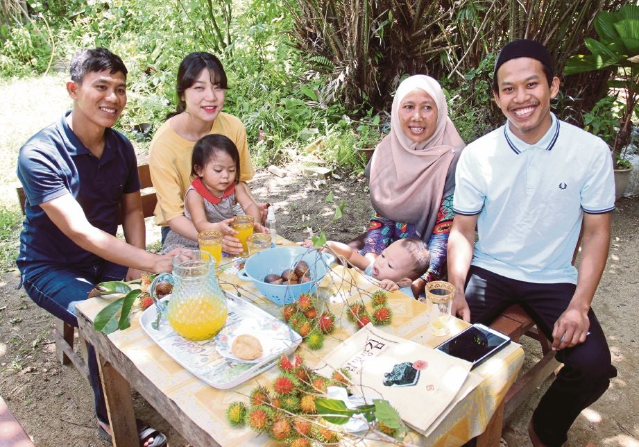 Malaysian Who Went Viral in Korea Spotted with Beautiful Wife in Kelantan - World Of Buzz
