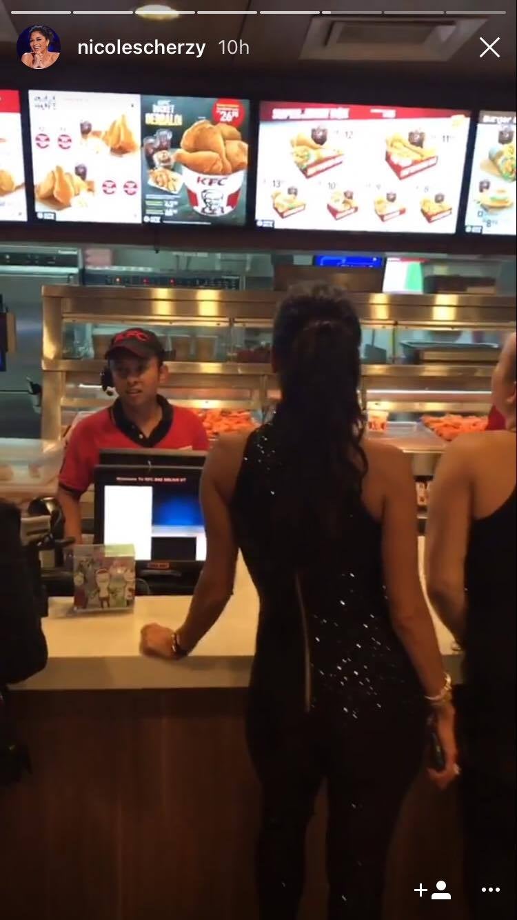 Nicole Scherzinger Arrives in Johor Baru, Goes to KFC with Police Escort - World Of Buzz 7