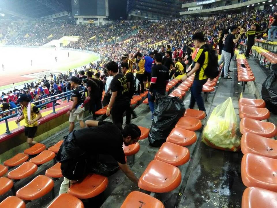 Pictures of Malaysian and Myanmar Fans Cleaning Up Stadium Goes Viral - World Of Buzz 1