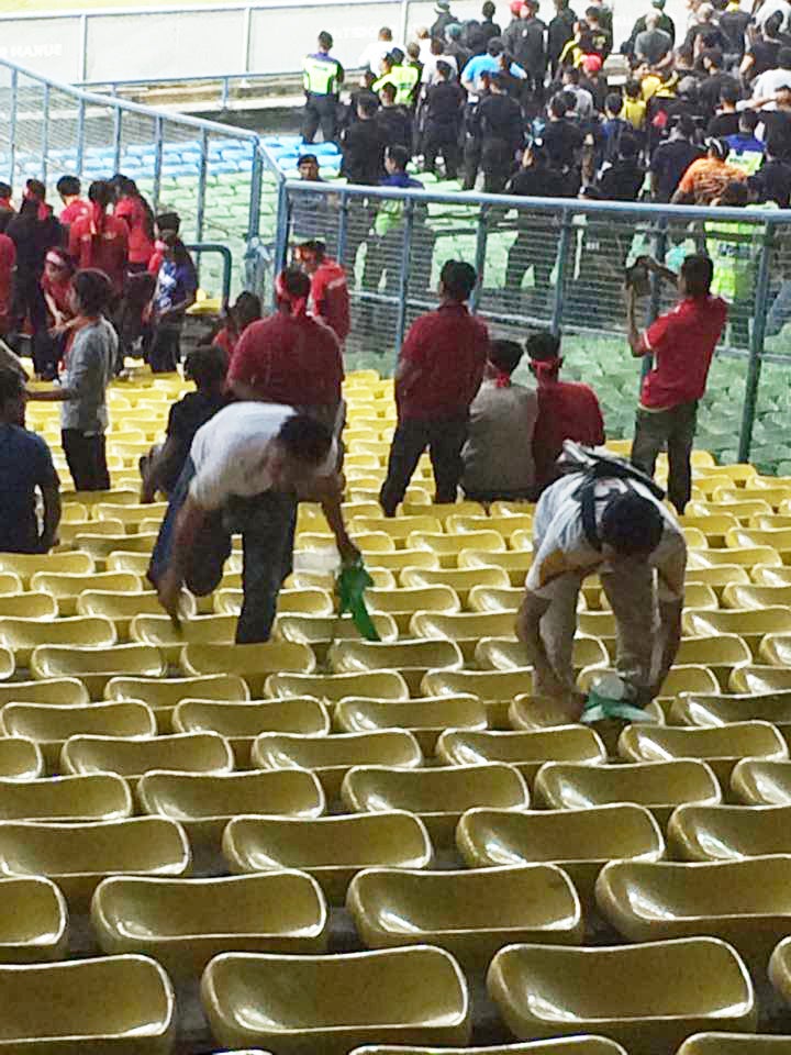 Pictures of Malaysian and Myanmar Fans Cleaning Up Stadium Goes Viral - World Of Buzz 2