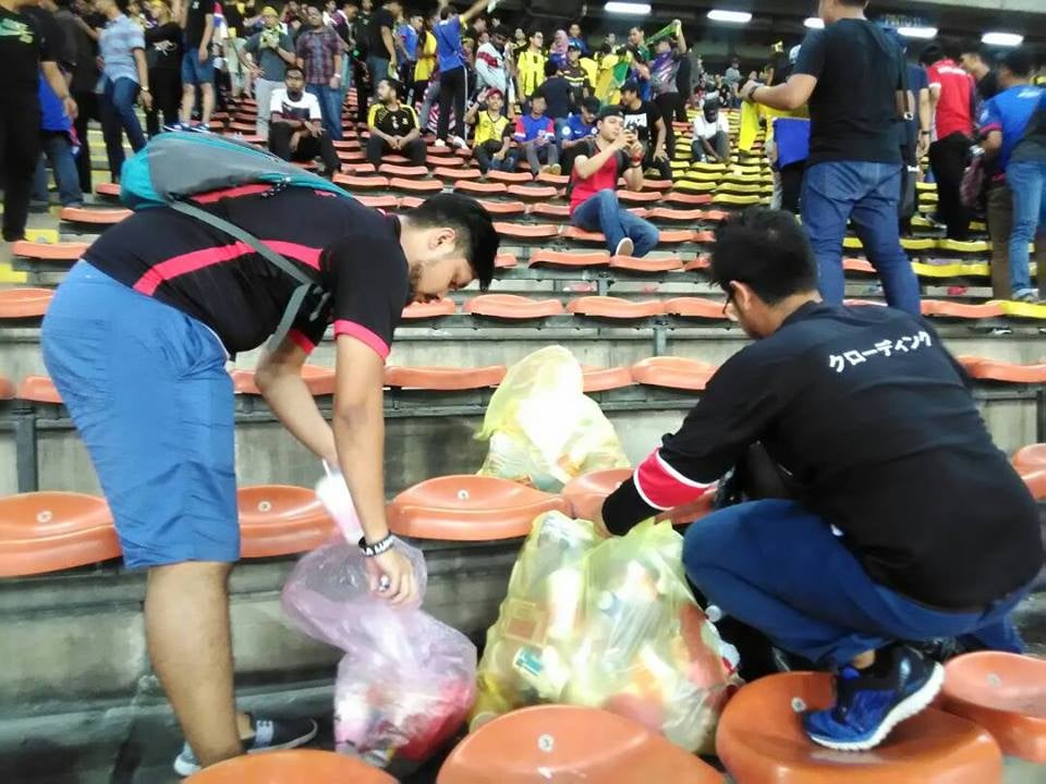 Pictures of Malaysian and Myanmar Fans Cleaning Up Stadium Goes Viral - World Of Buzz