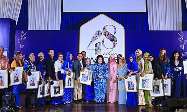 Rosmah Receives 'Tokoh Wanita' Award, Encourages Others to Learn from Her - World Of Buzz