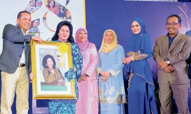 Rosmah Receives Women Icon Award, Encourages Other Women to Be Like Her - World Of Buzz