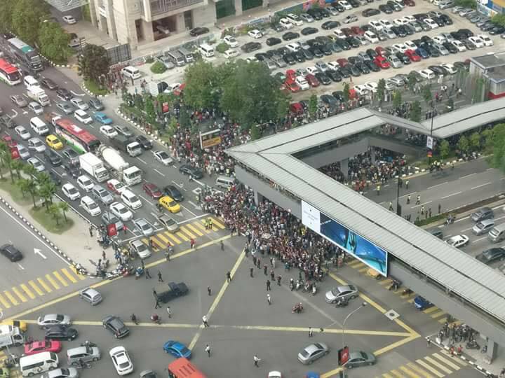 Shocking Video Shows Over 1,000 Rohingyas Protesting in Ampang Park, KL - World Of Buzz 1