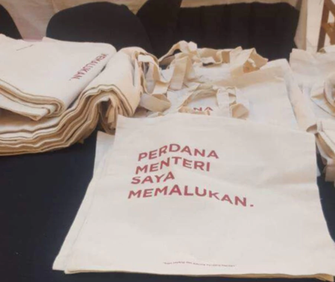 Shopping Bags Printed with "My Prime Minister is Embarrassing" Spotted in Petaling Jaya Mall - World Of Buzz 3