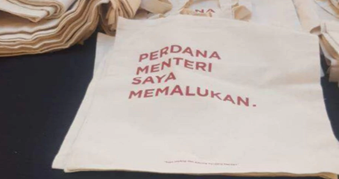 Shopping Bags Printed With &Quot;My Prime Minister Is Embarrassing&Quot; Spotted In Petaling Jaya Mall - World Of Buzz 4